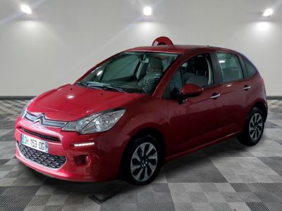 la citrole rouge est garee sur un sol en damier