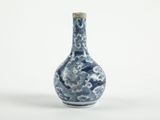 un petit vase bleu et blanc orné de nuages