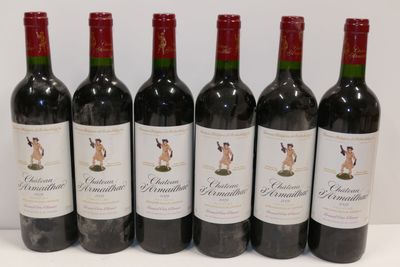 six bouteilles de vin rouge sont alignées sur une table