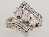 gros plan d'une bague en diamant sur fond blanc
