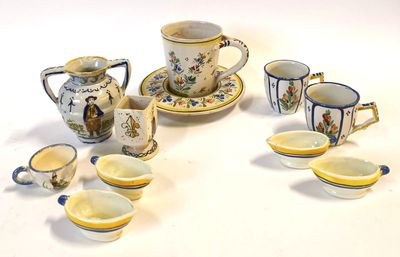de nombreuses tasses et soucoupes posées sur une table
