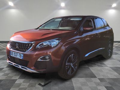 un SUV rouge garé dans une pièce au sol carrelé