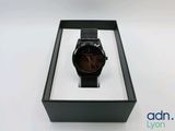 une image représentant une montre dans un écrin noir posé sur une surface blanche