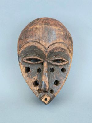 une image représentant un masque en bois percé de trous au niveau du visage