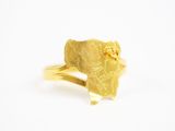 une image représentant une bague en or avec un gros morceau d'or au milieu