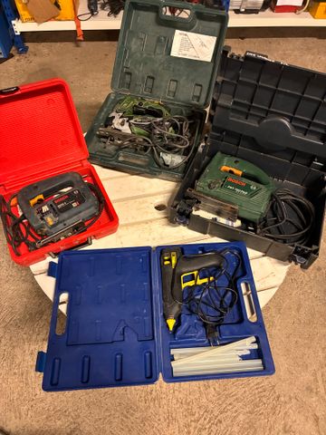 Lot comprenant scie sauteuse Hitachi, scie sauteuse Bosch, scie s...