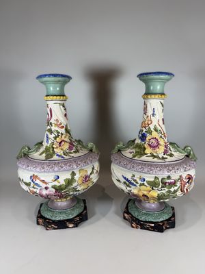 FB Paris Paire de vases de forme balustre décor polychrome d…