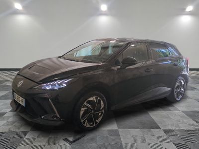 une photo d'une Toyota C-HR grise sur un sol à damier