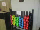 un présentoir sur lequel sont disposées plein de balles colorées