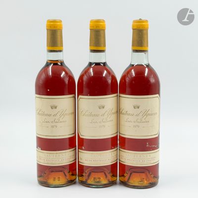 trois bouteilles de vin posées les unes à côté des autres sur une surface blanche