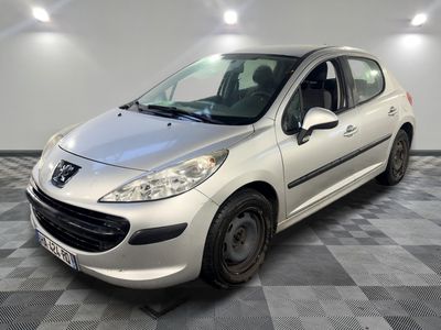 la voiture blanche est garée dans le garage sur le sol en damier
