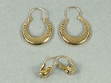 deux paires de boucles d'oreilles en or et une paire de boucles d'oreilles en or