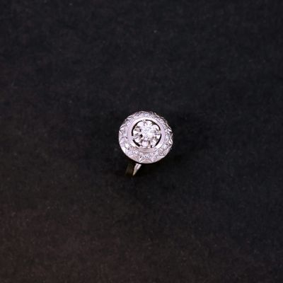 gros plan d'une bague en diamant sur une surface noire