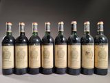 six bouteilles de vin sont alignées sur une table