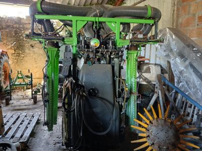 une machine qui se trouve à l'intérieur d'un bâtiment