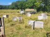 un camion garé dans l'herbe près d'une clôture