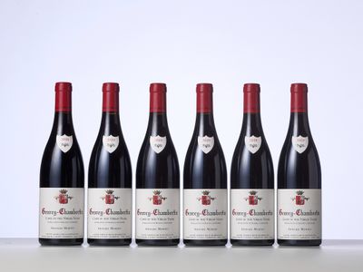 six bouteilles de vin rouge alignées