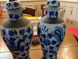 deux vases bleus et blancs posés sur une table en bois