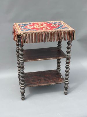 une image représentant une petite table recouverte d'un tapis