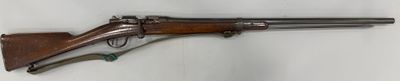 un vieux fusil avec un canon en bois et une poignée en métal