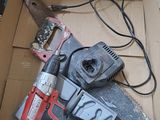 une boîte contenant des outils posée sur le sol