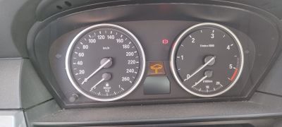 un gros plan sur le tableau de bord d'une voiture, avec ses jauges et ses compteurs de vitesse