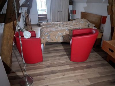 Paire de fauteuils tonneaux en skaï rouge