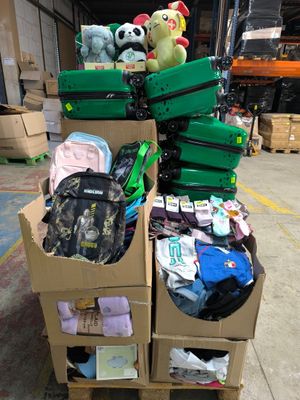 une pile de bagages posée sur un chariot dans un entrepôt