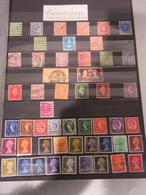 une photo d'une photo d'une collection de timbres