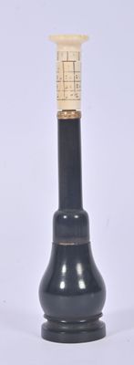 une bouteille noire munie d'un bouchon en liège