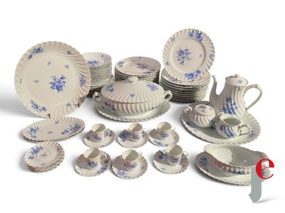 plusieurs assiettes et tasses posées sur une table