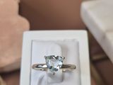 une bague qui se trouve dans une boîte sur une table