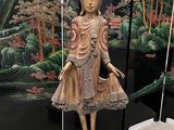 statue représentant une personne debout sur une estrade devant un écran