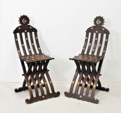 paire de chaises pliantes anciennes en bois avec des détails en métal