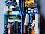 de nombreux types de jouets différents dans un bac en plastique