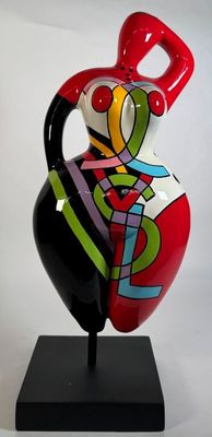 un vase coloré posé sur un socle noir, sur fond blanc