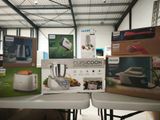une table sur laquelle sont posés tout un tas d'appareils électroménagers