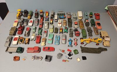 un grand nombre de petites voitures posées sur une table