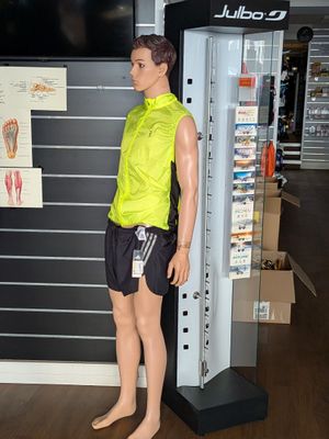 un mannequin représentant un homme debout dans un magasin