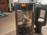 une vitrine en verre avec une horloge à l'intérieur