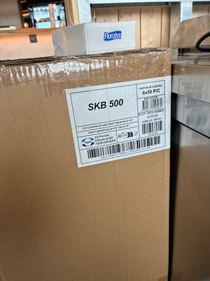 une pile de boîtes empilées les unes sur les autres