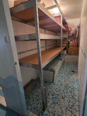 une longue étagère avec des tablettes au milieu d'une pièce