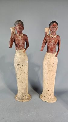 Deux grandes statuettes en terre cuite peinte figurant des j…