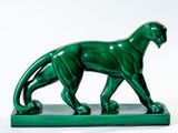 statue d'un guépard sur un socle vert, sur fond blanc
