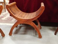 Paire de fauteuils type curule en noyer, les côtés à barette… (photo 2)