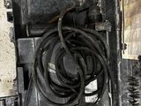 un boîtier électrique noir contenant tout un tas de fils