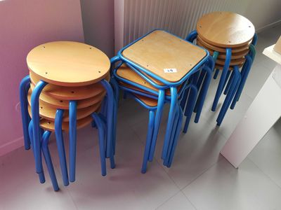 a lot of chairs that are in the corner of the room