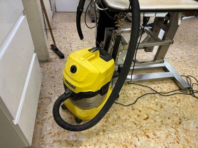 un aspirateur posé sur le sol de la pièce