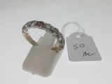 un gros plan d'une bague avec une étiquette de prix posée sur une table