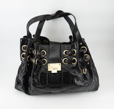 un sac à main noir avec des poignées dorées